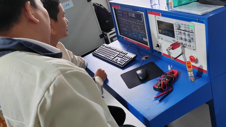 冲击电压发生器